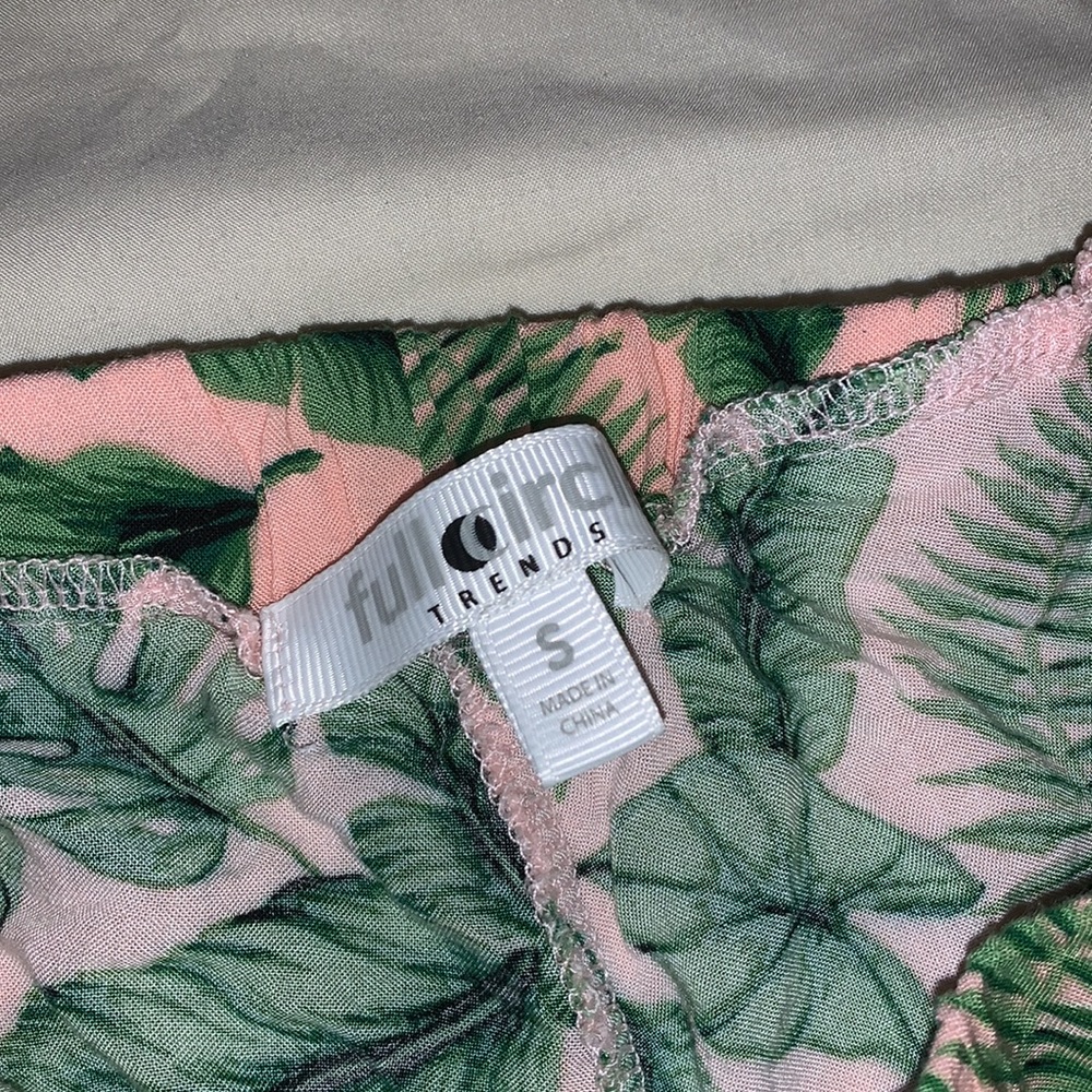 leaf patterned shorts - Picture 2 of 2